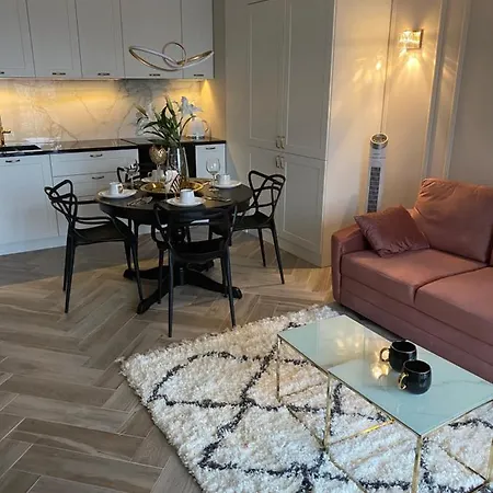 Old Town Apartment: New 2021 Build *